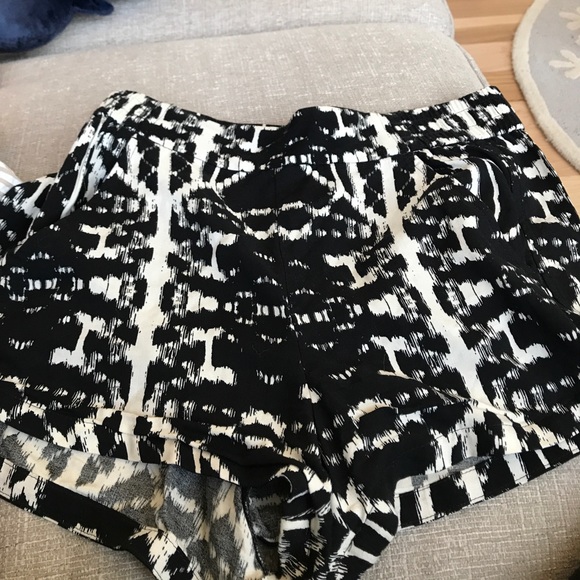 2 Pairs of tribal print shorts Express - Picture 2 of 3